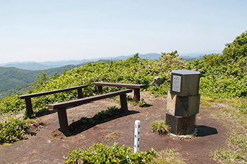 稲庭岳山頂