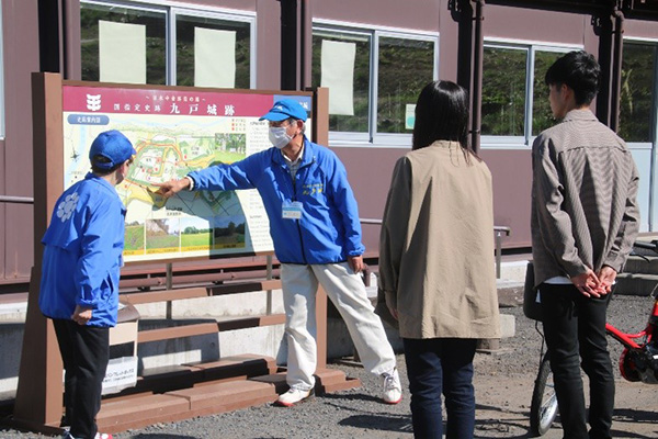 九戸城跡ガイドの様子