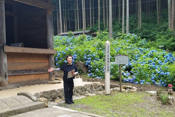 天台寺ガイドの様子